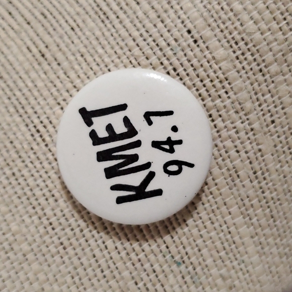 KMET Jewelry - KMET 94.7 FM Southern California Rock Radio button 'A little bit o heaven 94.7'